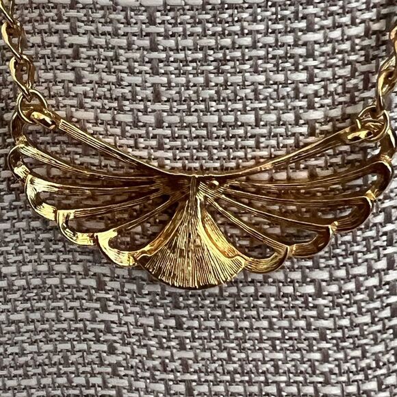 Vintage Avon Gold Tone Chain Open Wing Design Pendant necklace - Picture 4 of 6